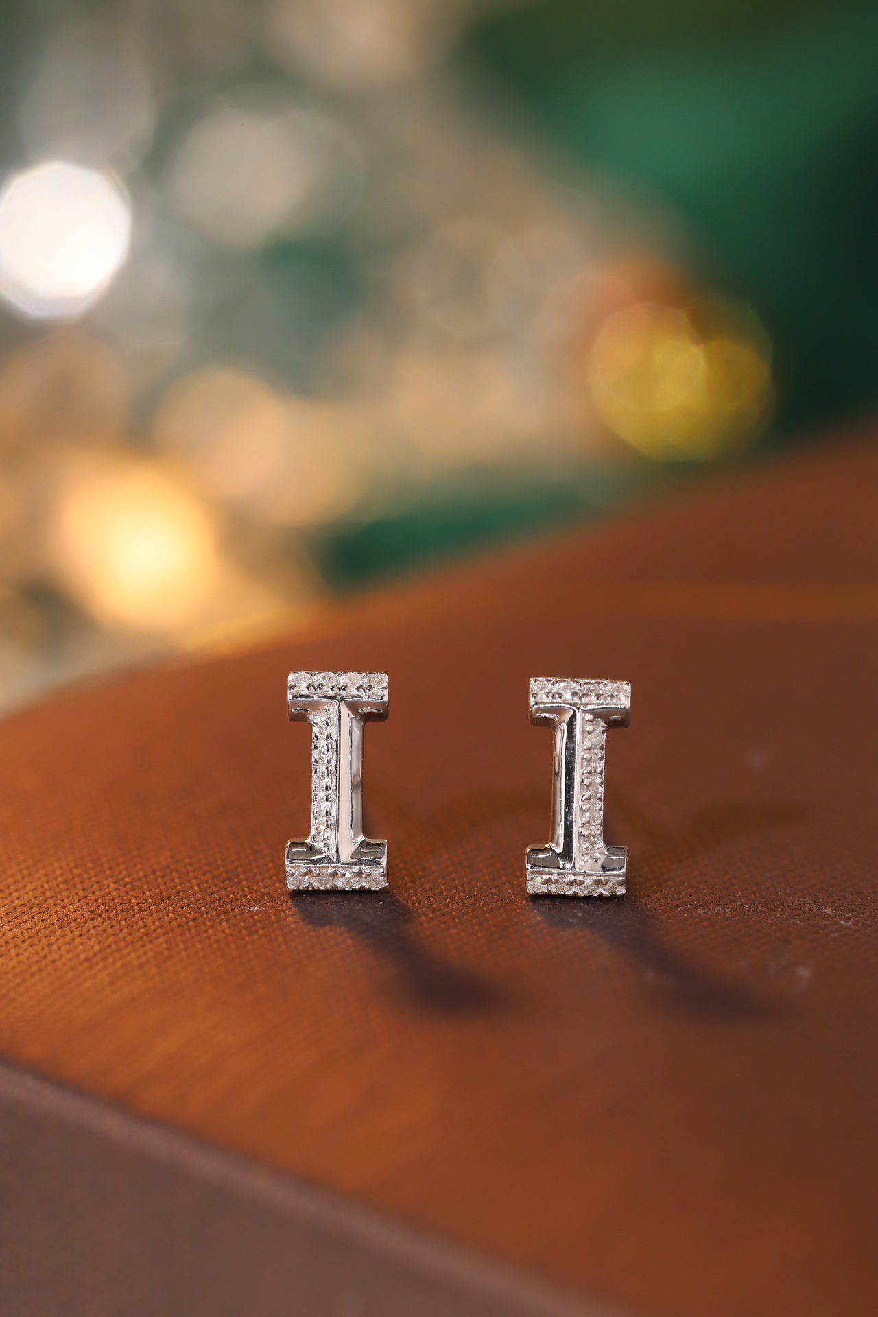 18k gold earring stud with the letter “I” and a 0.06ct natural diamond inlaid.