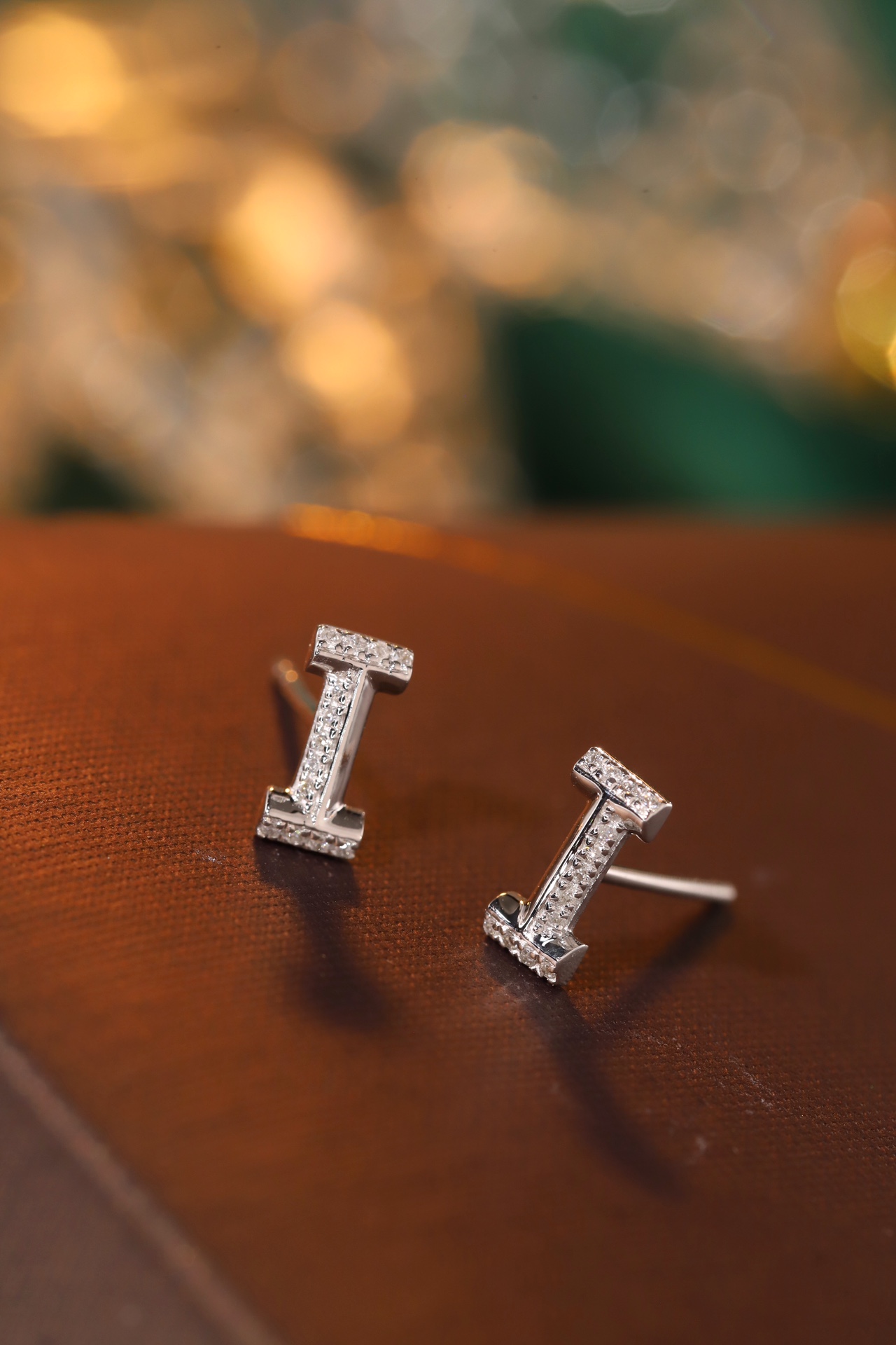 18k gold earring stud with the letter “I” and a 0.06ct natural diamond inlaid.