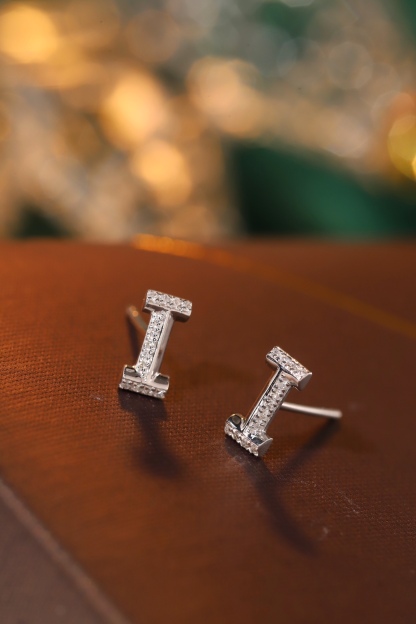 18k gold earring stud with the letter “I” and a 0.06ct natural diamond inlaid.