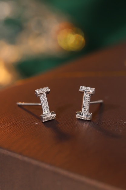18k gold earring stud with the letter “I” and a 0.06ct natural diamond inlaid.