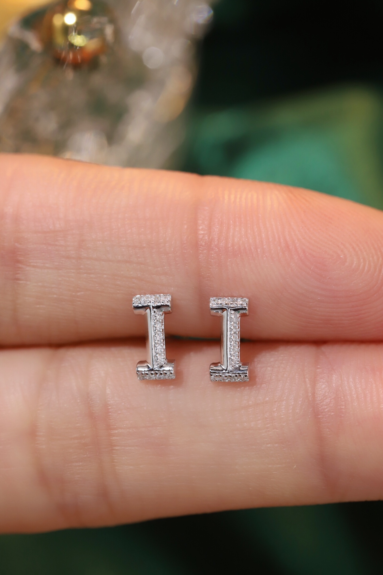 18k gold earring stud with the letter “I” and a 0.06ct natural diamond inlaid.