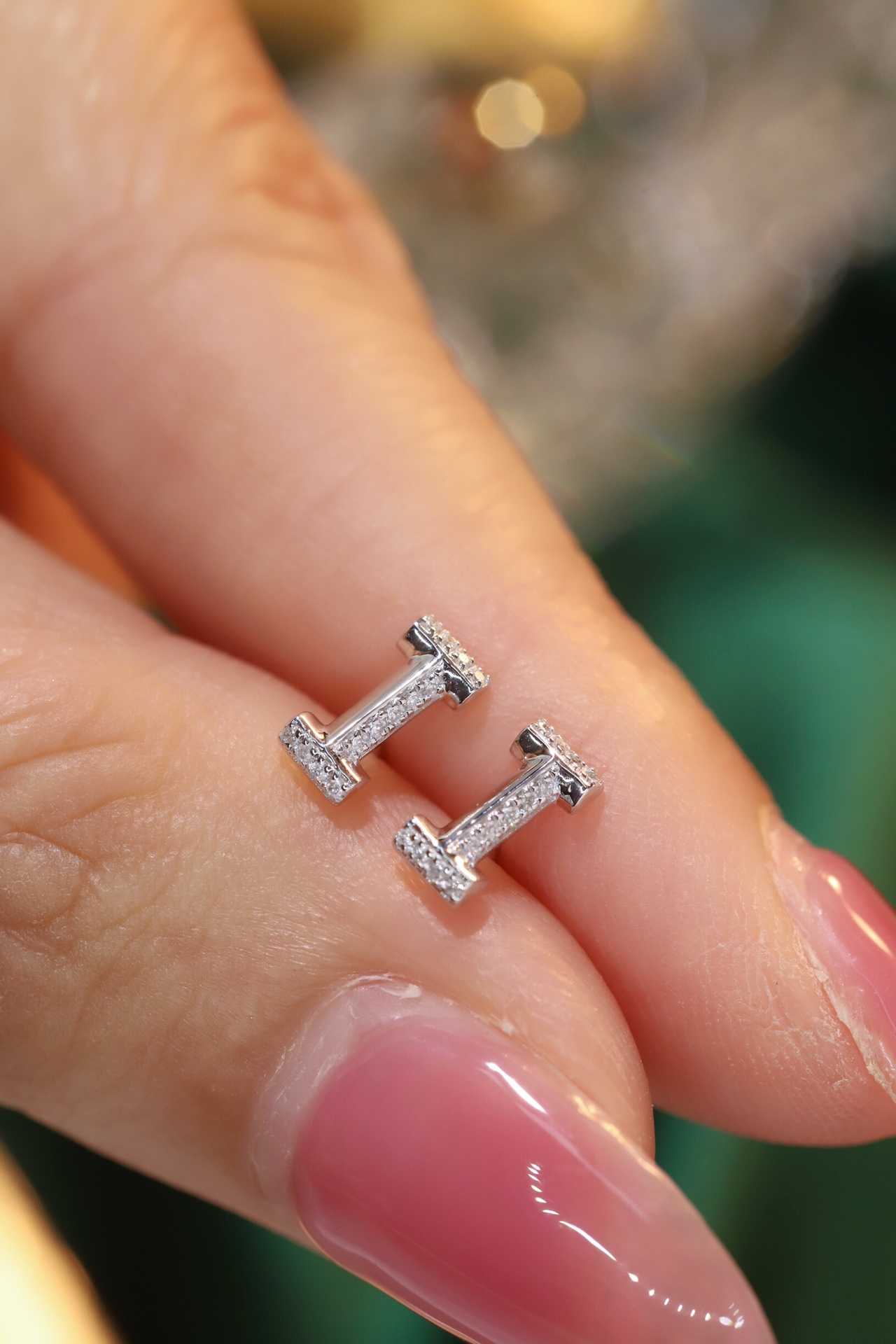 18k gold earring stud with the letter “I” and a 0.06ct natural diamond inlaid.