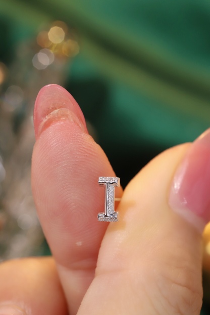 18k gold earring stud with the letter “I” and a 0.06ct natural diamond inlaid.