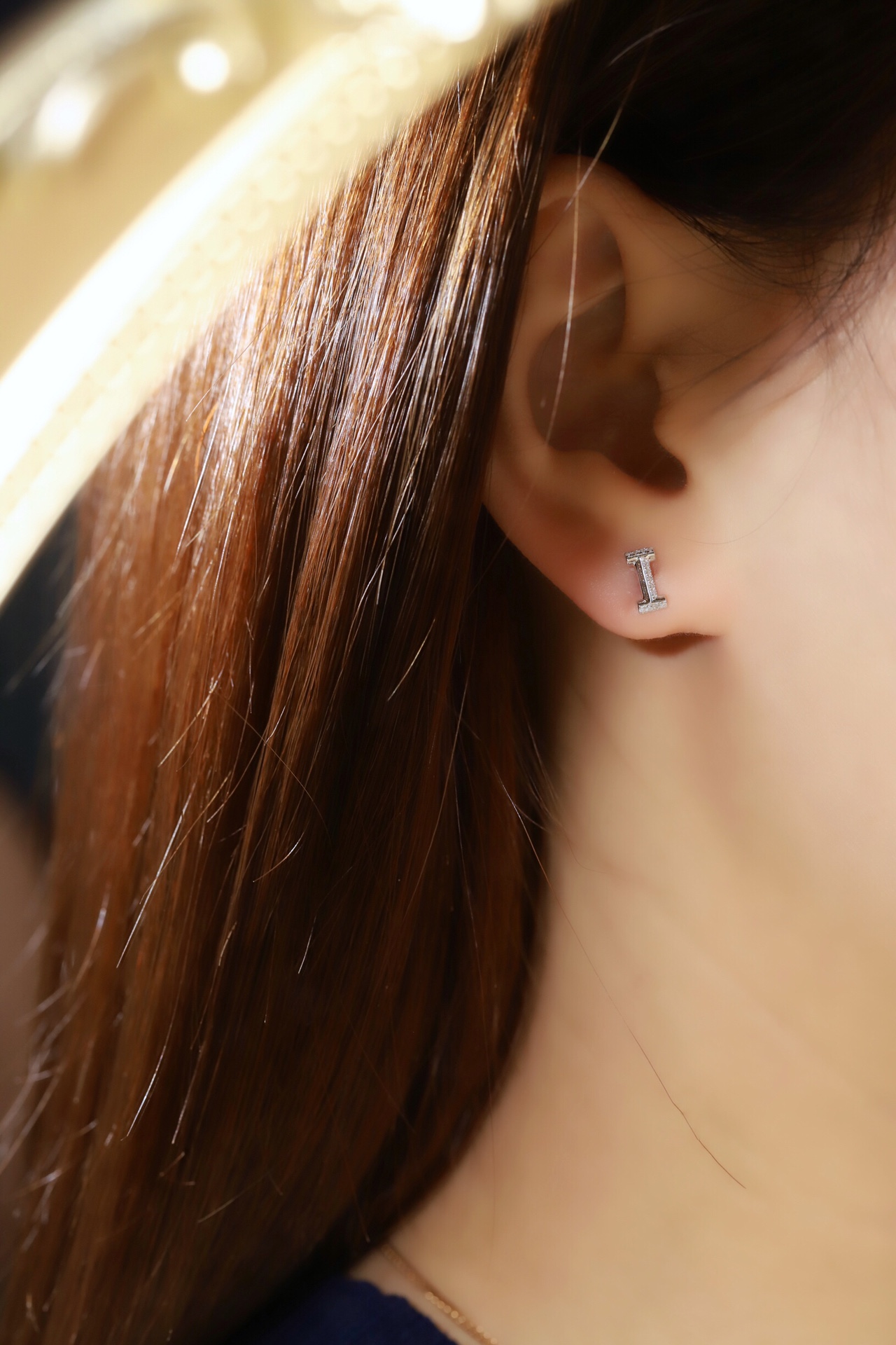 18k gold earring stud with the letter “I” and a 0.06ct natural diamond inlaid.