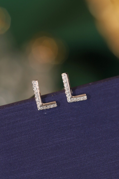 18k gold earring stud with the letter “L” and a 0.06ct natural diamond inlaid.
