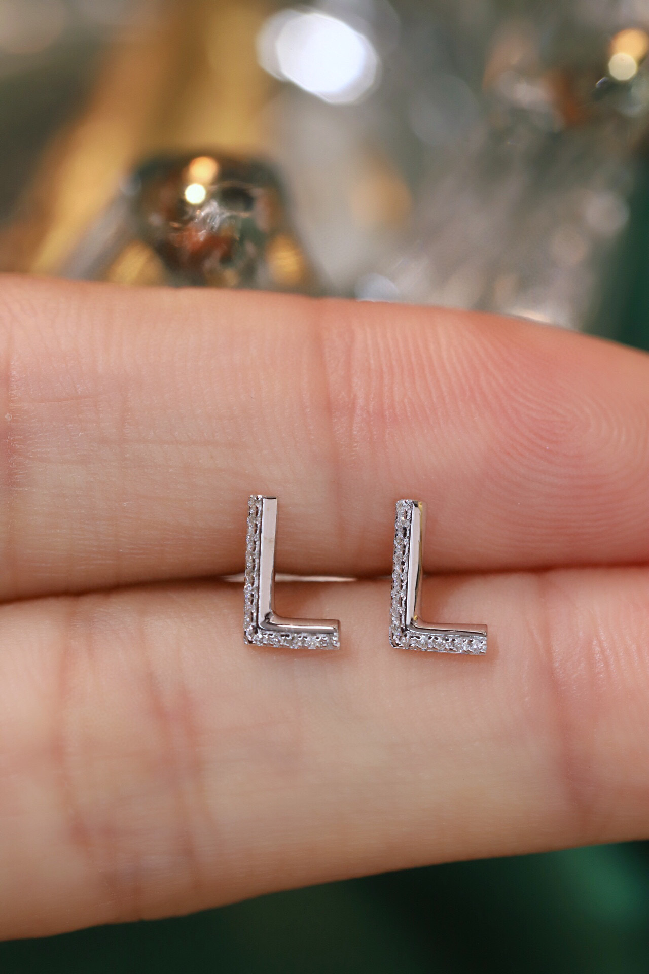 18k gold earring stud with the letter “L” and a 0.06ct natural diamond inlaid.