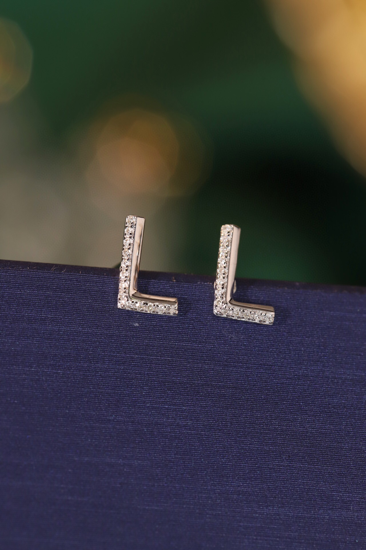 18k gold earring stud with the letter “L” and a 0.06ct natural diamond inlaid.