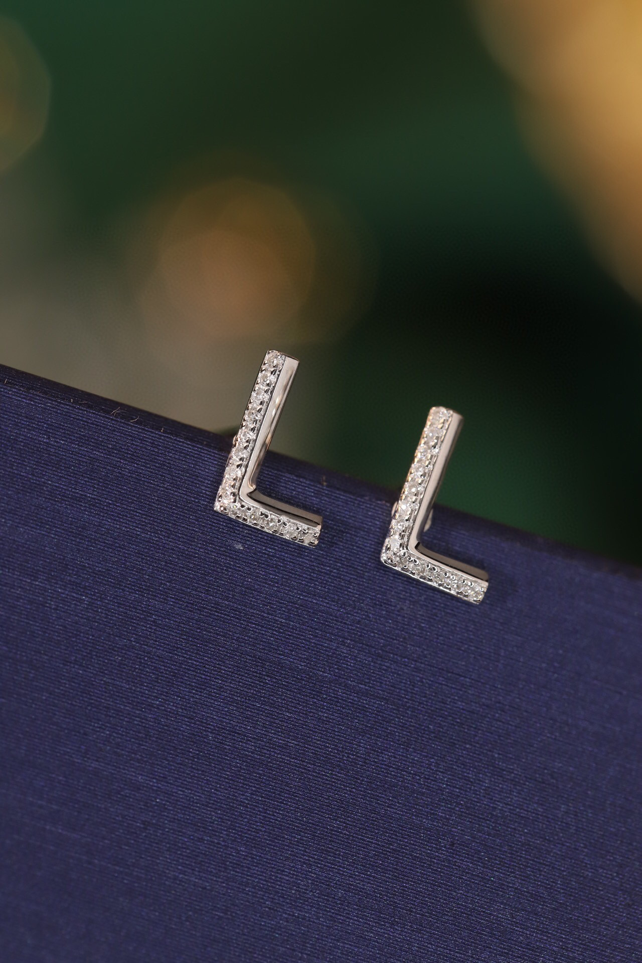 18k gold earring stud with the letter “L” and a 0.06ct natural diamond inlaid.