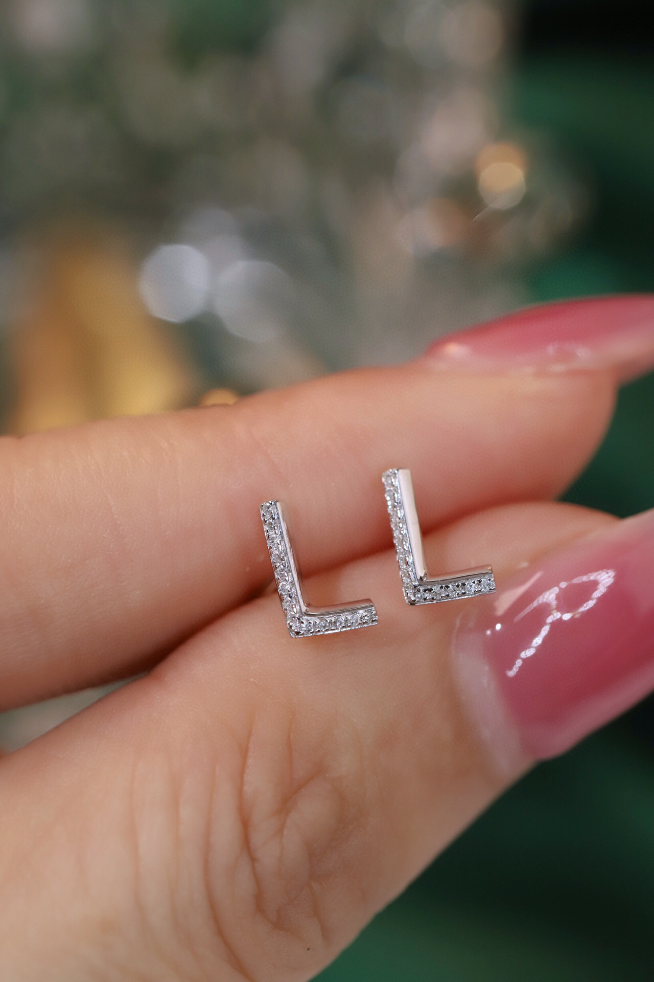18k gold earring stud with the letter “L” and a 0.06ct natural diamond inlaid.