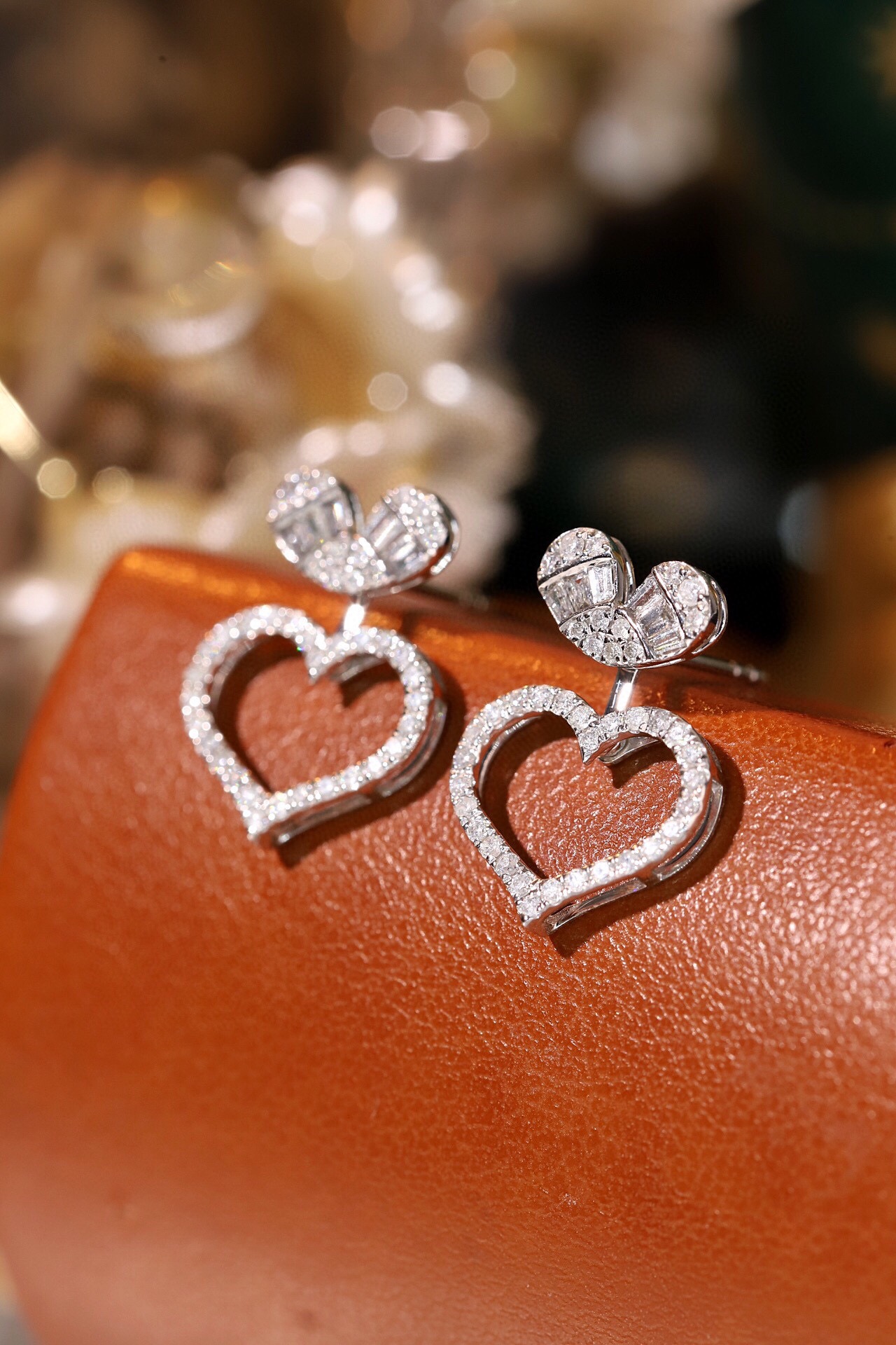 18k Gold Earrings with Two Wearing Styles and Heart-Shaped Design, Inlaid with 0.60ct Natural Diamond