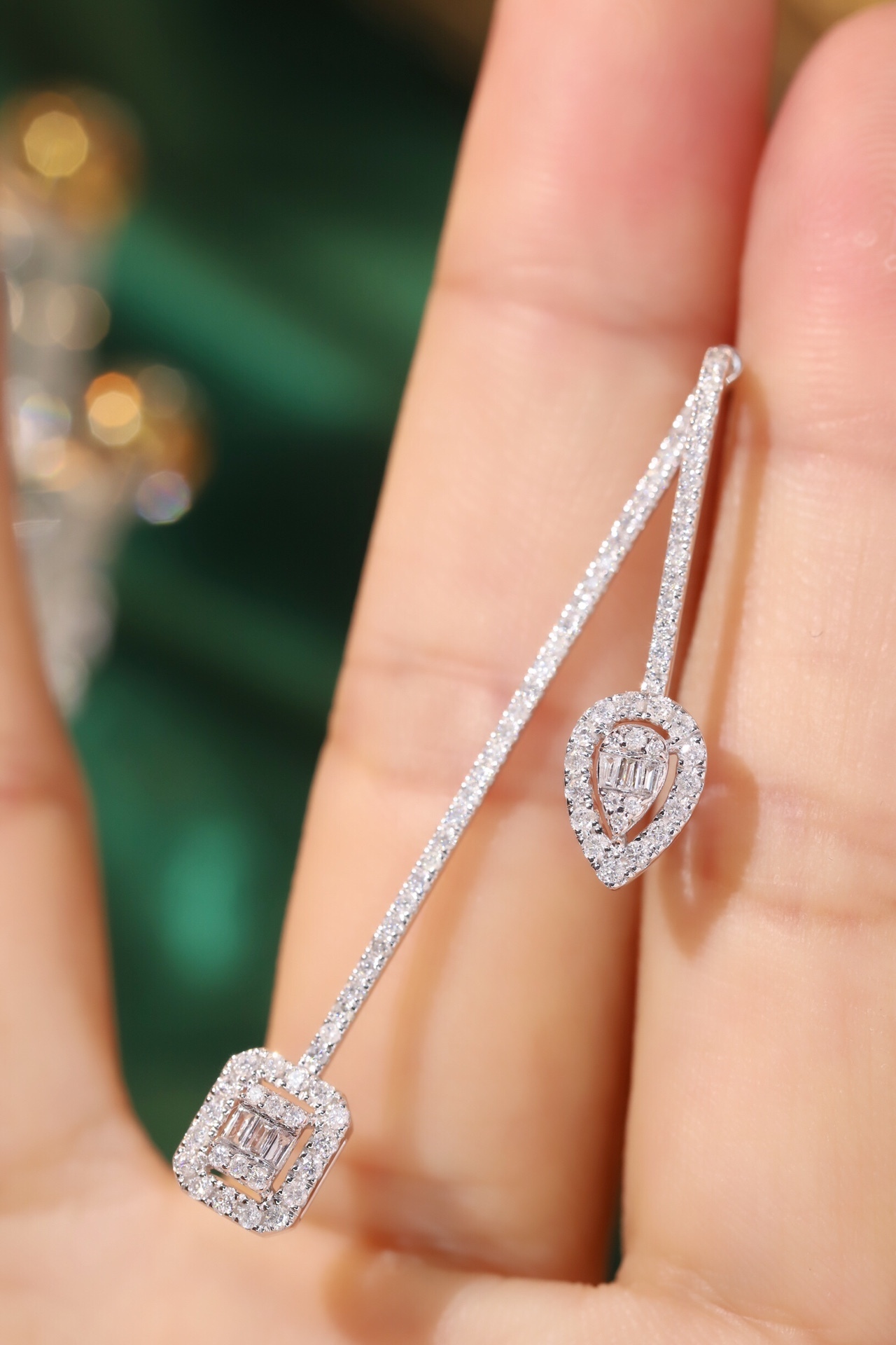 18k ear studs with two wearing options, inlaid with 1.16ct natural diamonds