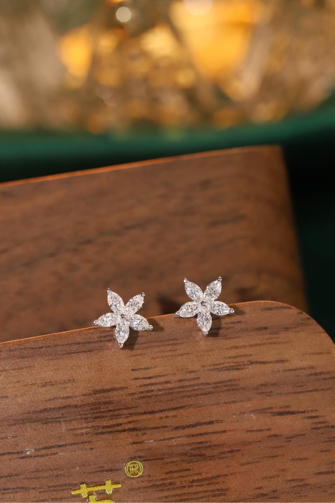 18k Gold Earrings with Two Wearing Styles, Inlaid with 0.60ct Natural Diamonds