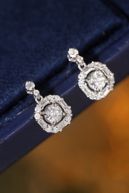 18k Gold Earrings Studded with a 0.74ct Natural Diamond