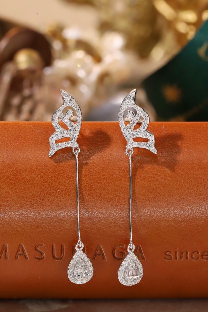 18k Gold Earrings with Butterfly Wing Design, Inlaid with 0.76ct Natural Diamond