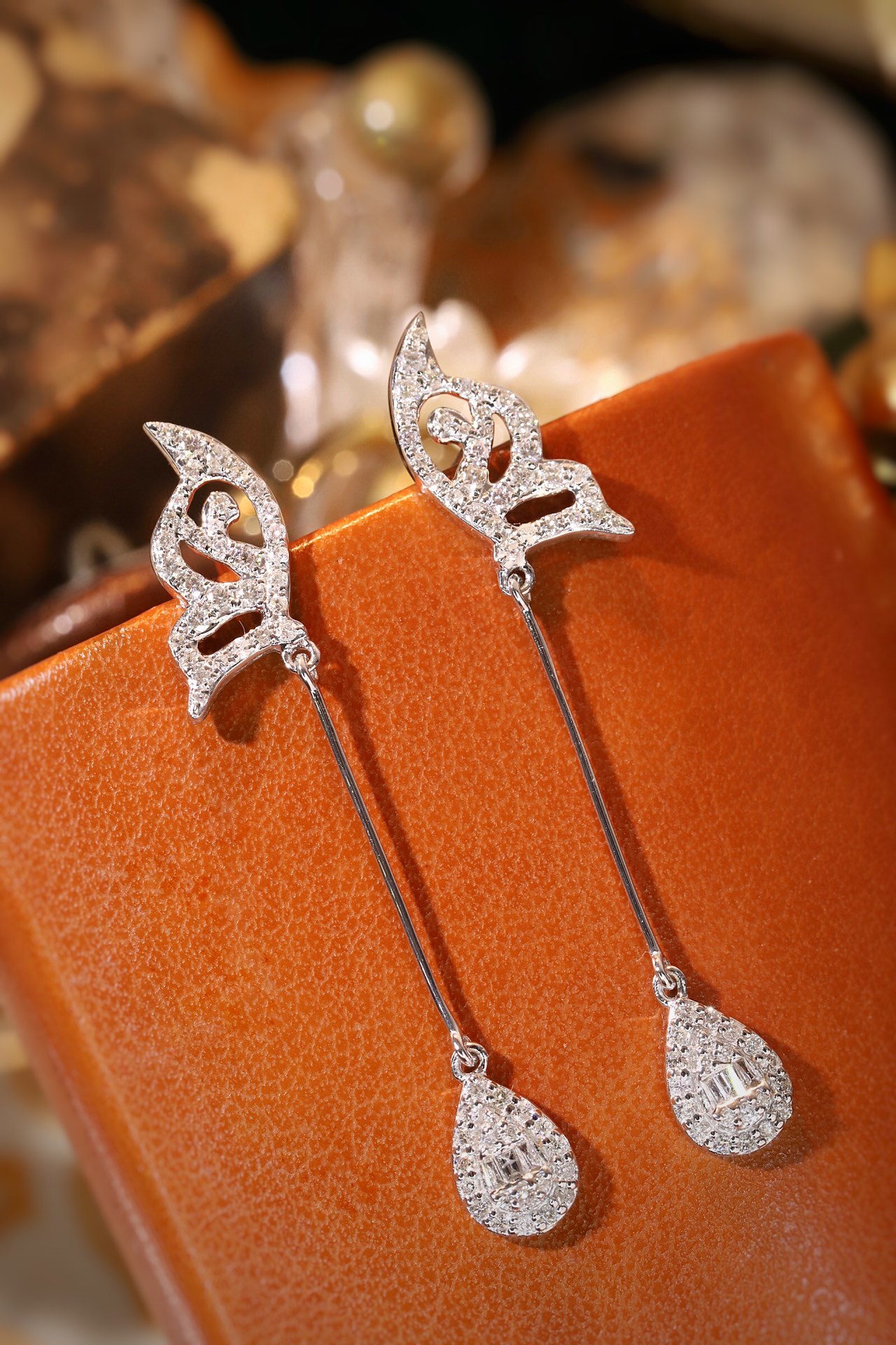 18k Gold Earrings with Butterfly Wing Design, Inlaid with 0.76ct Natural Diamond