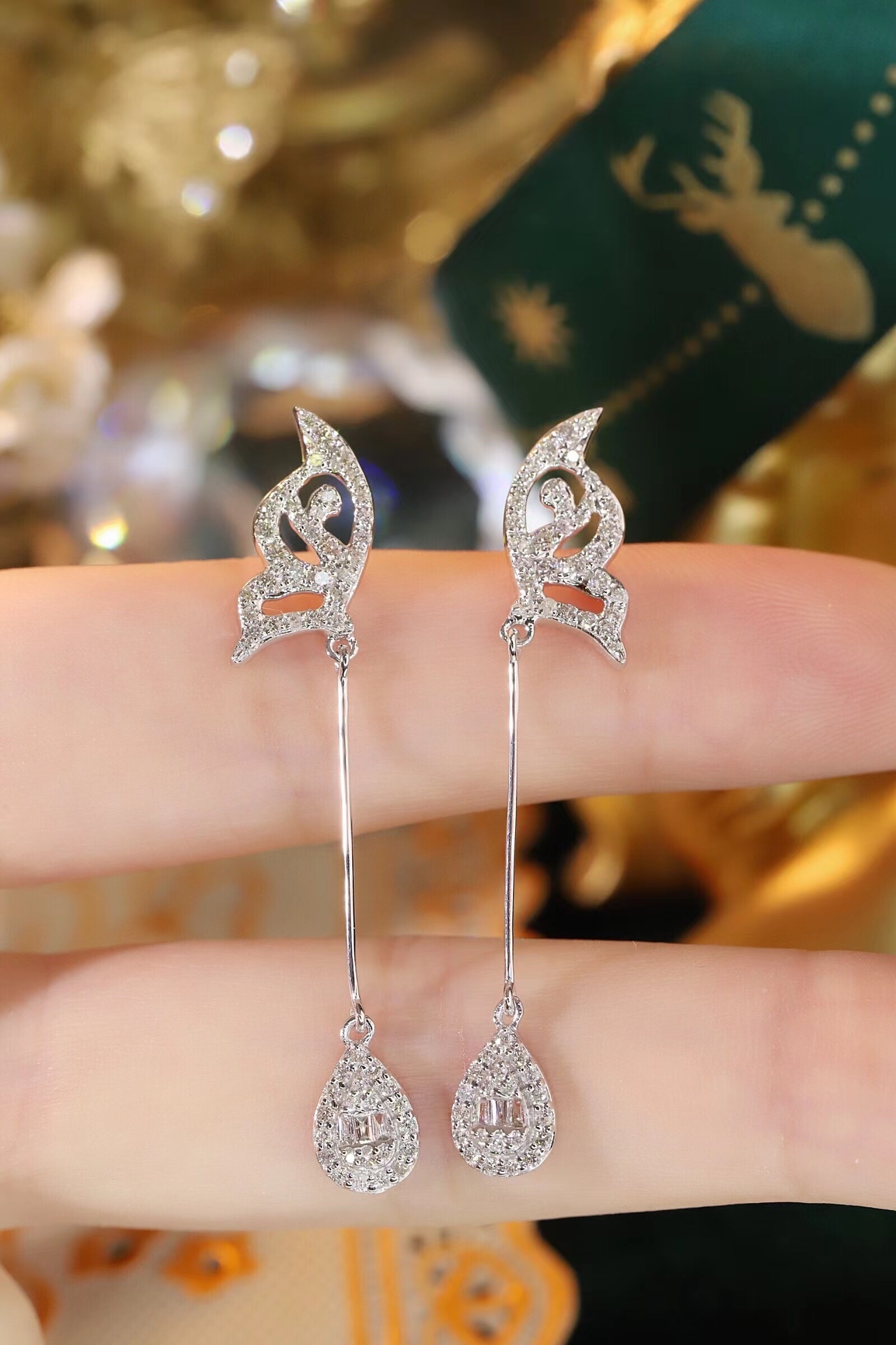 18k Gold Earrings with Butterfly Wing Design, Inlaid with 0.76ct Natural Diamond