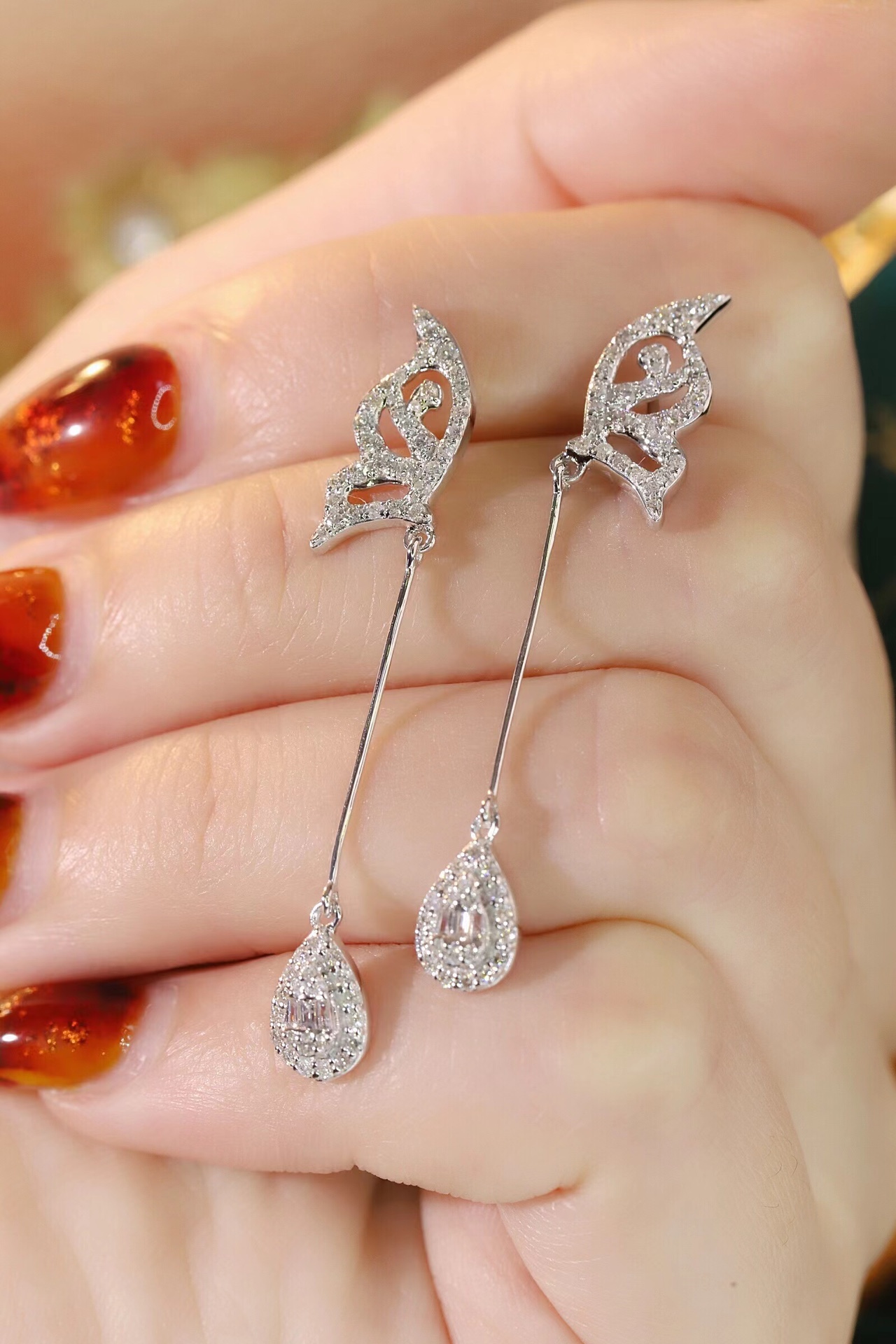 18k Gold Earrings with Butterfly Wing Design, Inlaid with 0.76ct Natural Diamond