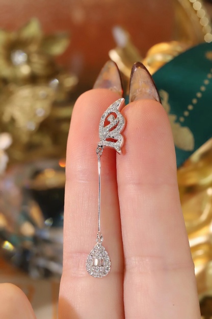 18k Gold Earrings with Butterfly Wing Design, Inlaid with 0.76ct Natural Diamond