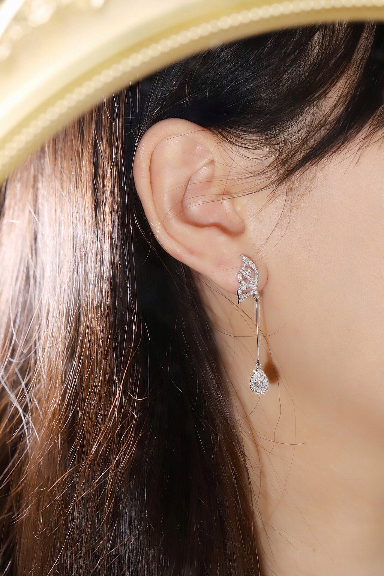 18k Gold Earrings with Butterfly Wing Design, Inlaid with 0.76ct Natural Diamond