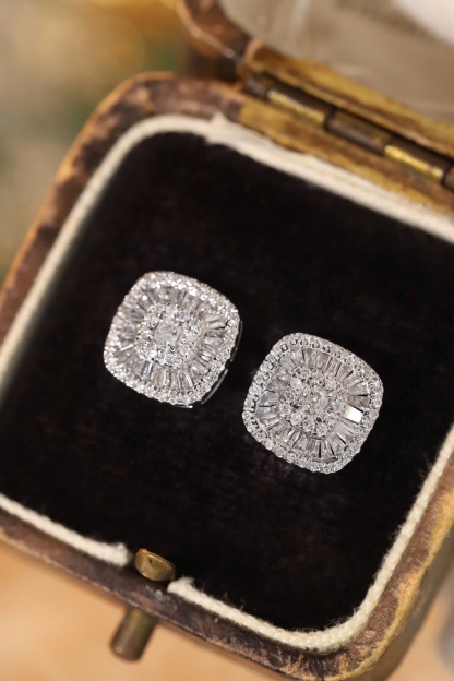 18k Gold Earrings Set with a 0.64ct Natural Diamond