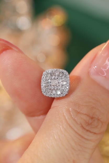 18k Gold Earrings Set with a 0.64ct Natural Diamond