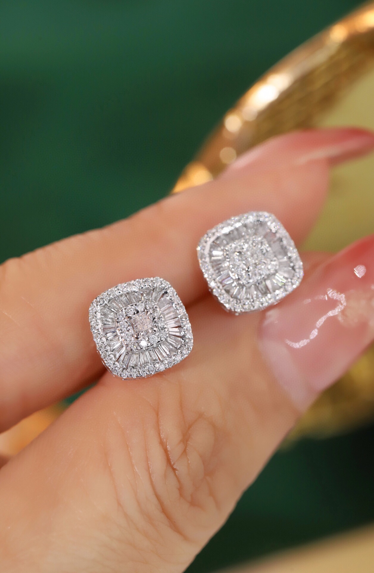 18k Gold Earrings Set with a 0.64ct Natural Diamond