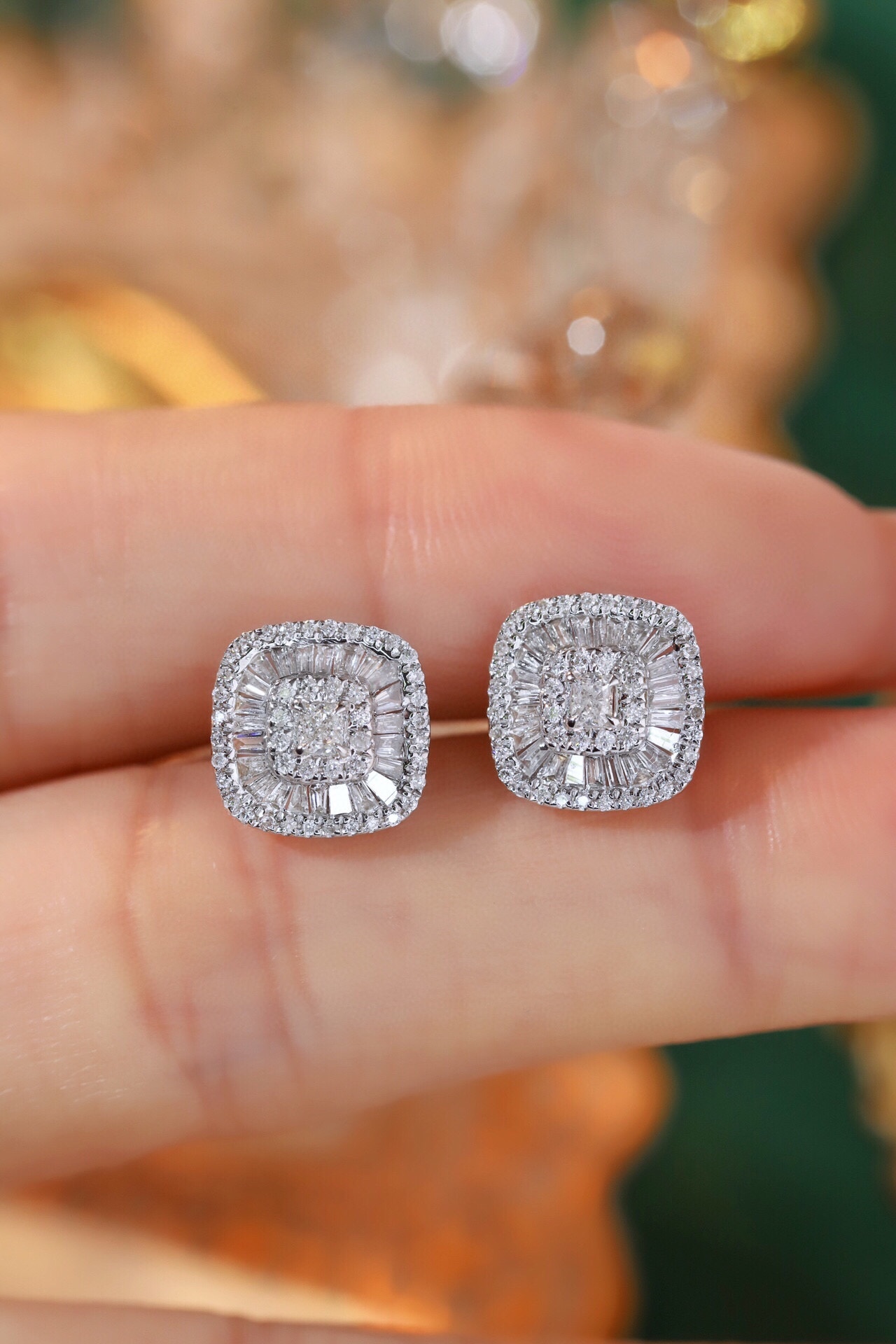 18k Gold Earrings Set with a 0.64ct Natural Diamond