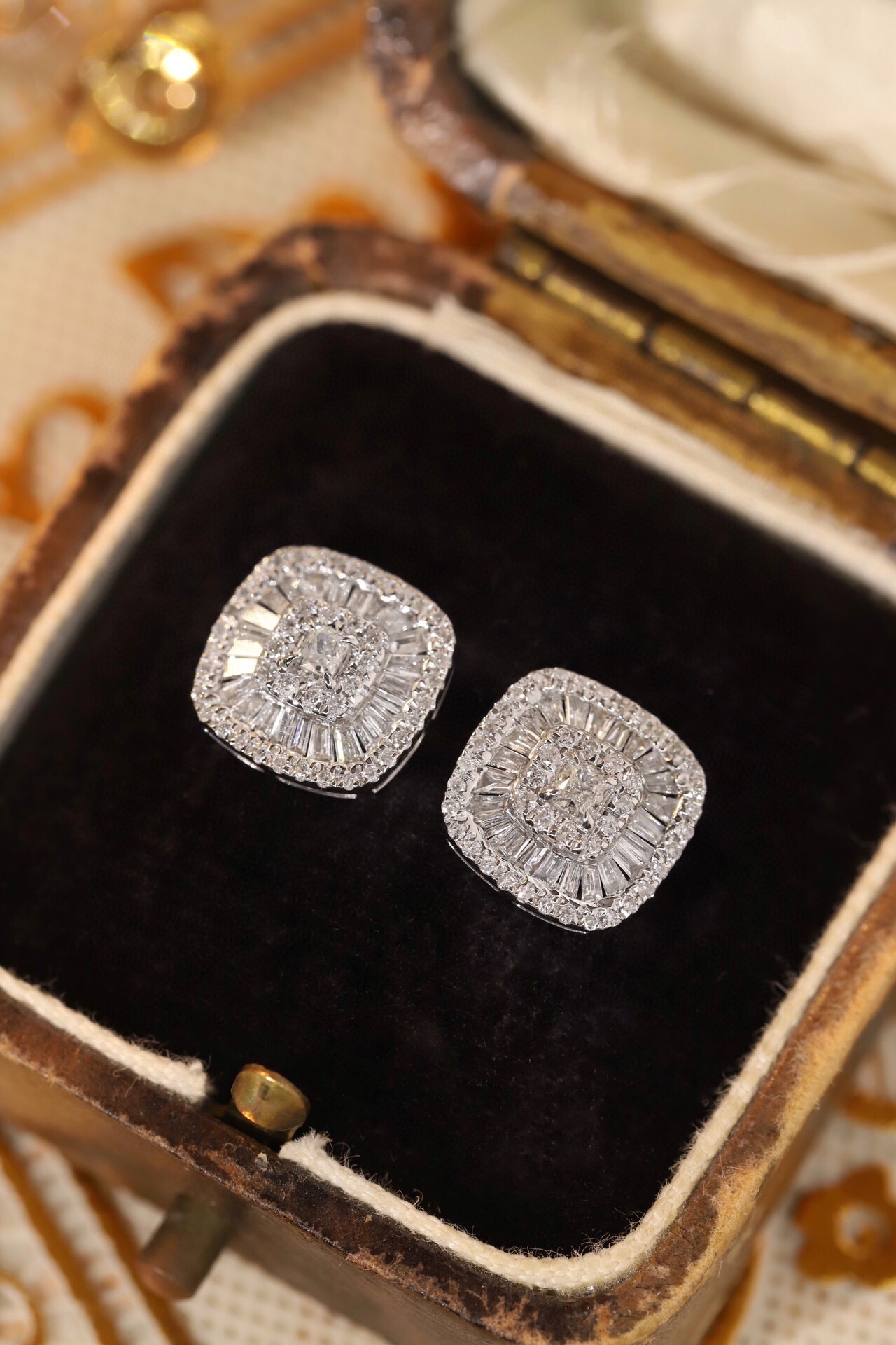 18k Gold Earrings Set with a 0.64ct Natural Diamond