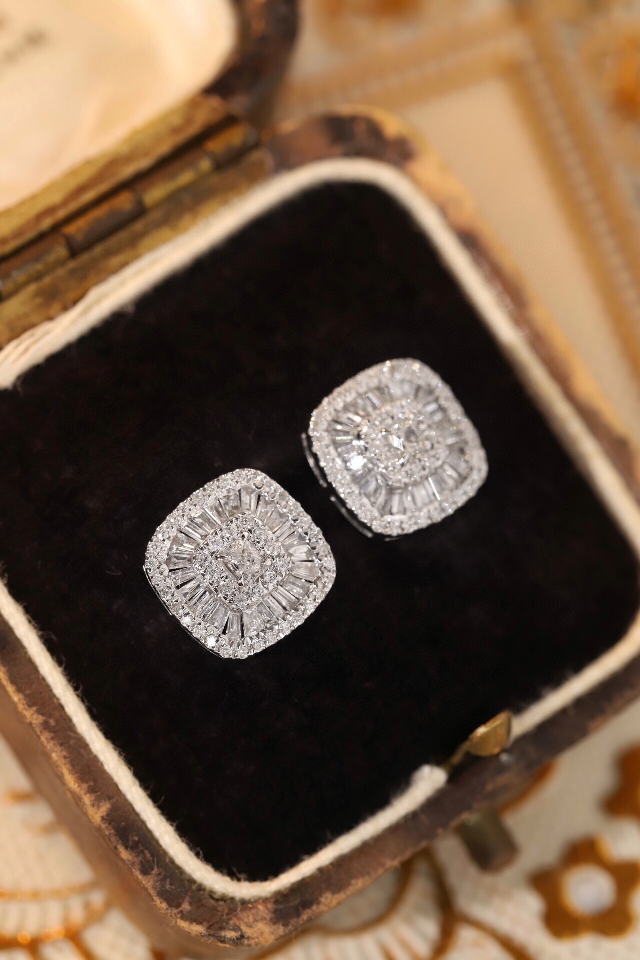 18k Gold Earrings Set with a 0.64ct Natural Diamond
