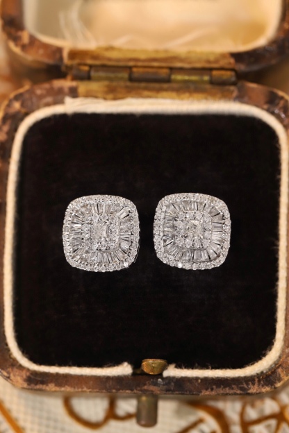 18k Gold Earrings Set with a 0.64ct Natural Diamond