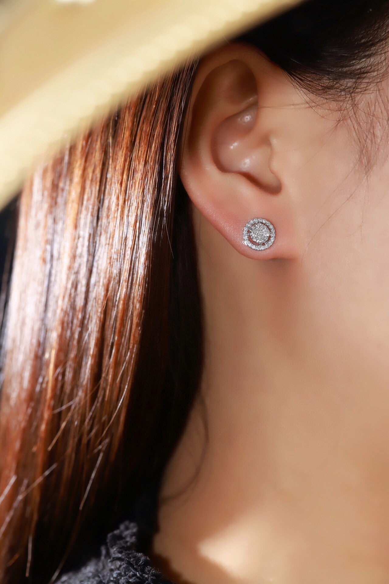 18k Gold Earrings Set with a 0.64ct Natural Diamond