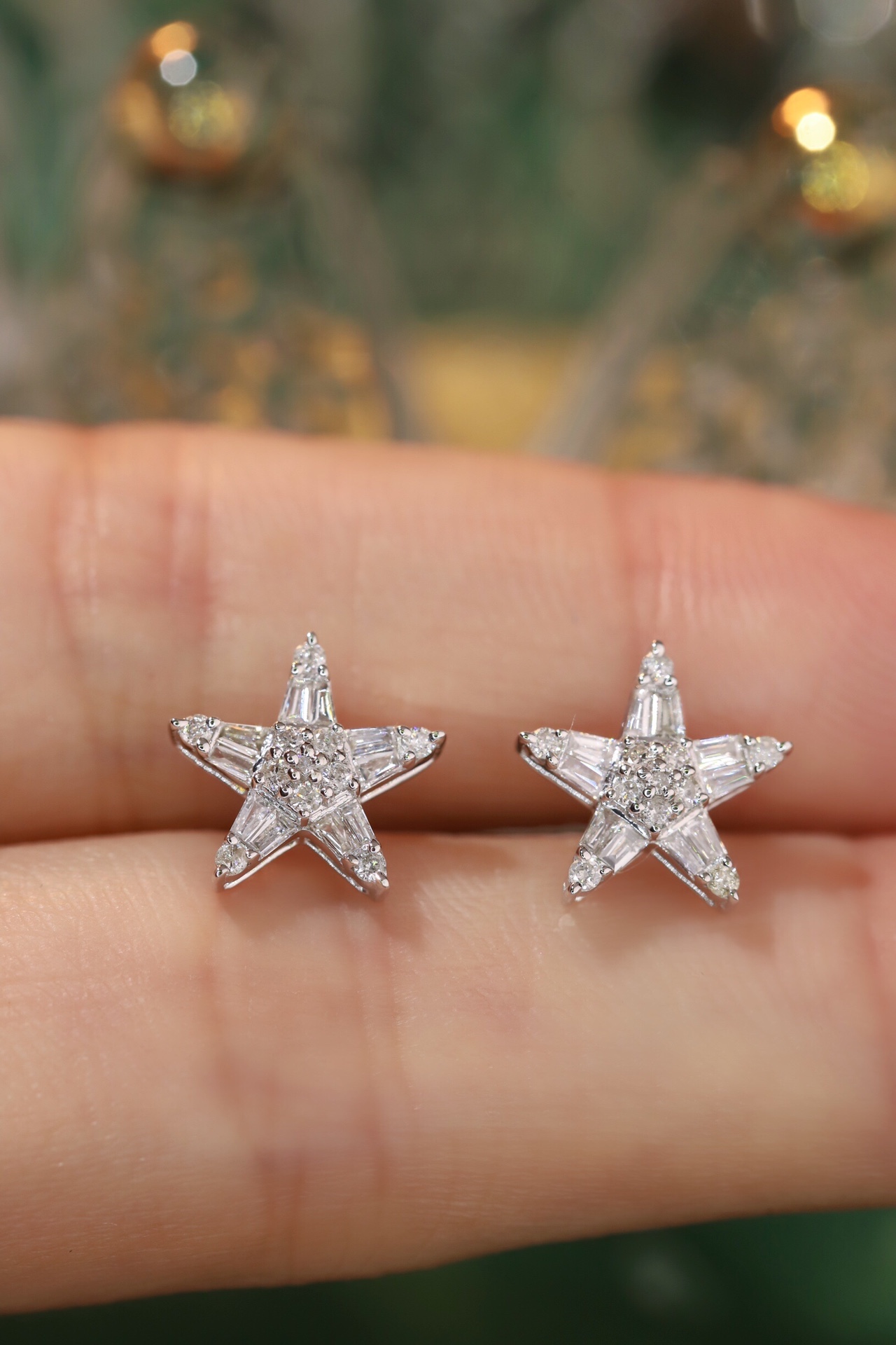 18k Gold Earrings in Star Shape, Inlaid with a 0.46ct Natural Diamond