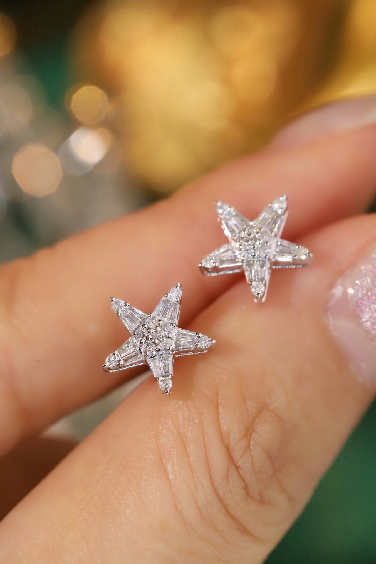 18k Gold Earrings in Star Shape, Inlaid with a 0.46ct Natural Diamond