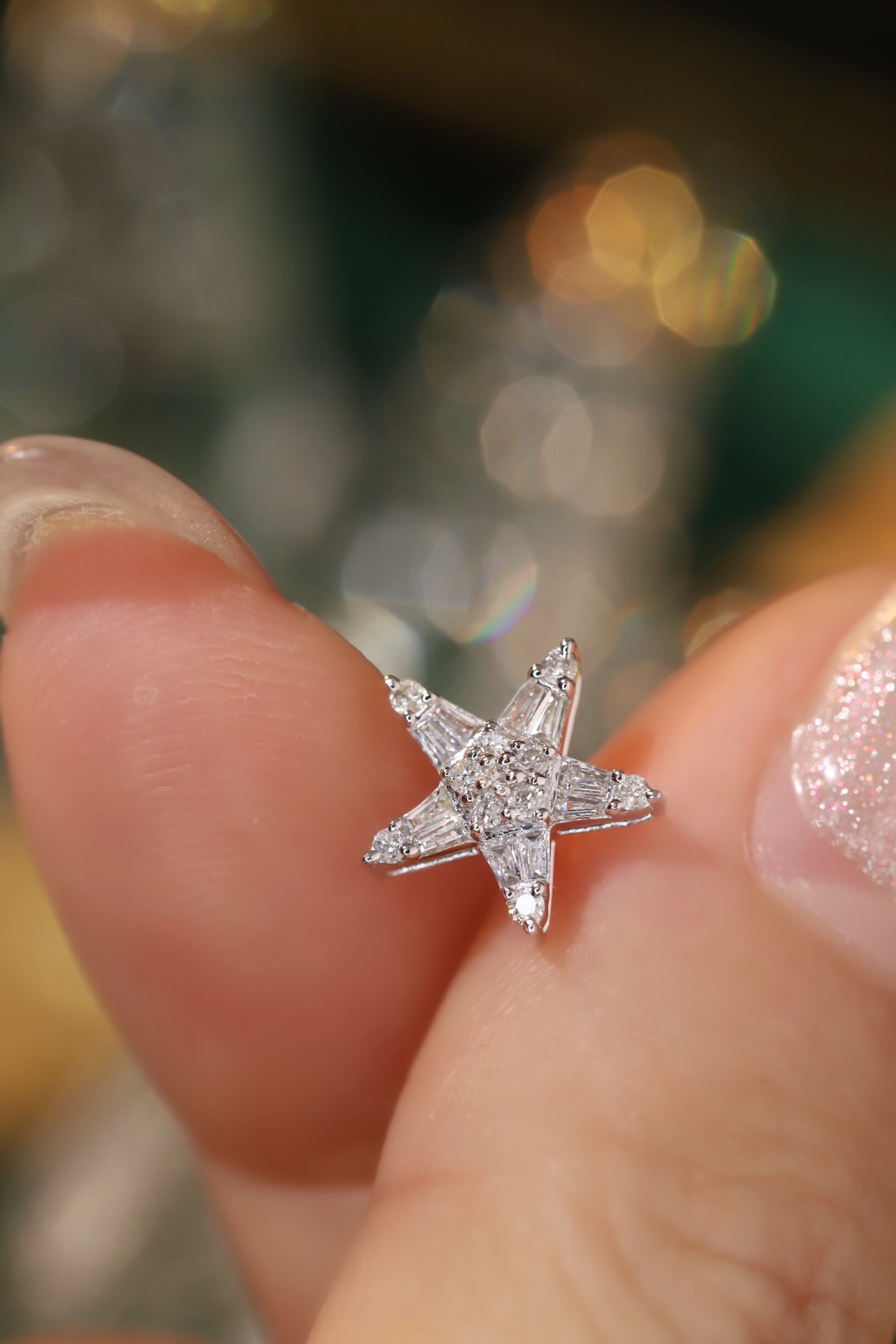 18k Gold Earrings in Star Shape, Inlaid with a 0.46ct Natural Diamond