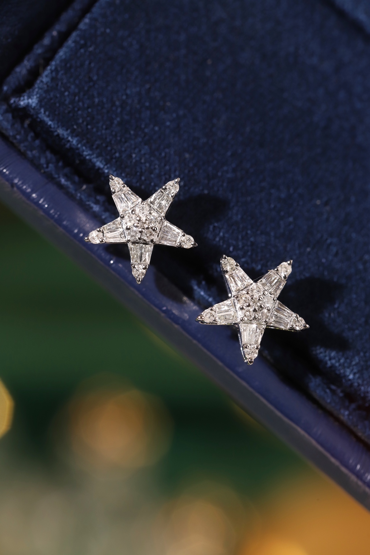 18k Gold Earrings in Star Shape, Inlaid with a 0.46ct Natural Diamond
