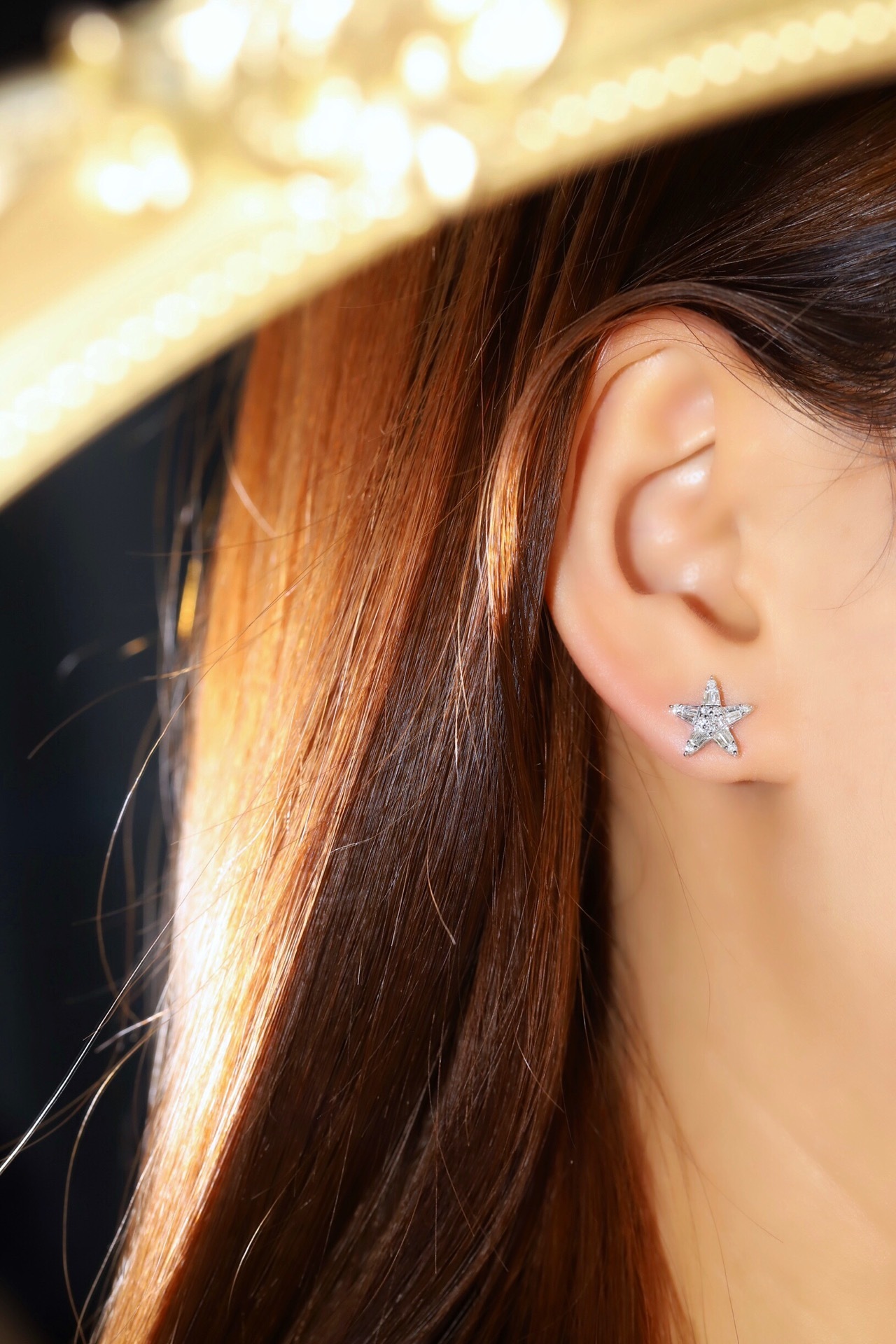 18k Gold Earrings in Star Shape, Inlaid with a 0.46ct Natural Diamond