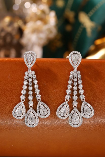 18k gold earrings set with a 2.00ct natural diamond