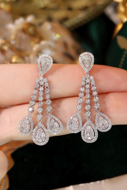 18k gold earrings set with a 2.00ct natural diamond