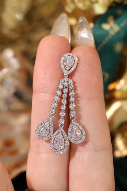 18k gold earrings set with a 2.00ct natural diamond