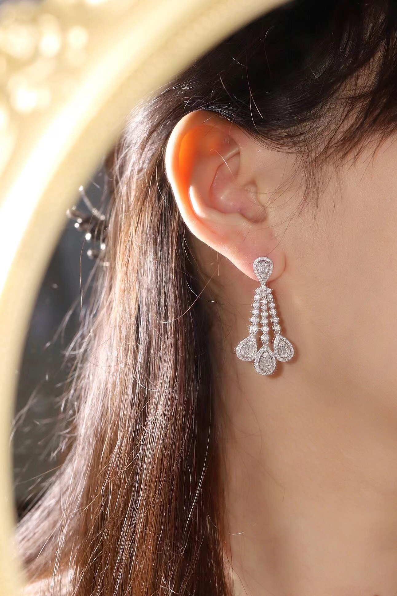 18k gold earrings set with a 2.00ct natural diamond