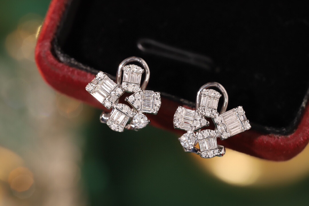 18k gold earrings set with 0.80ct natural diamond