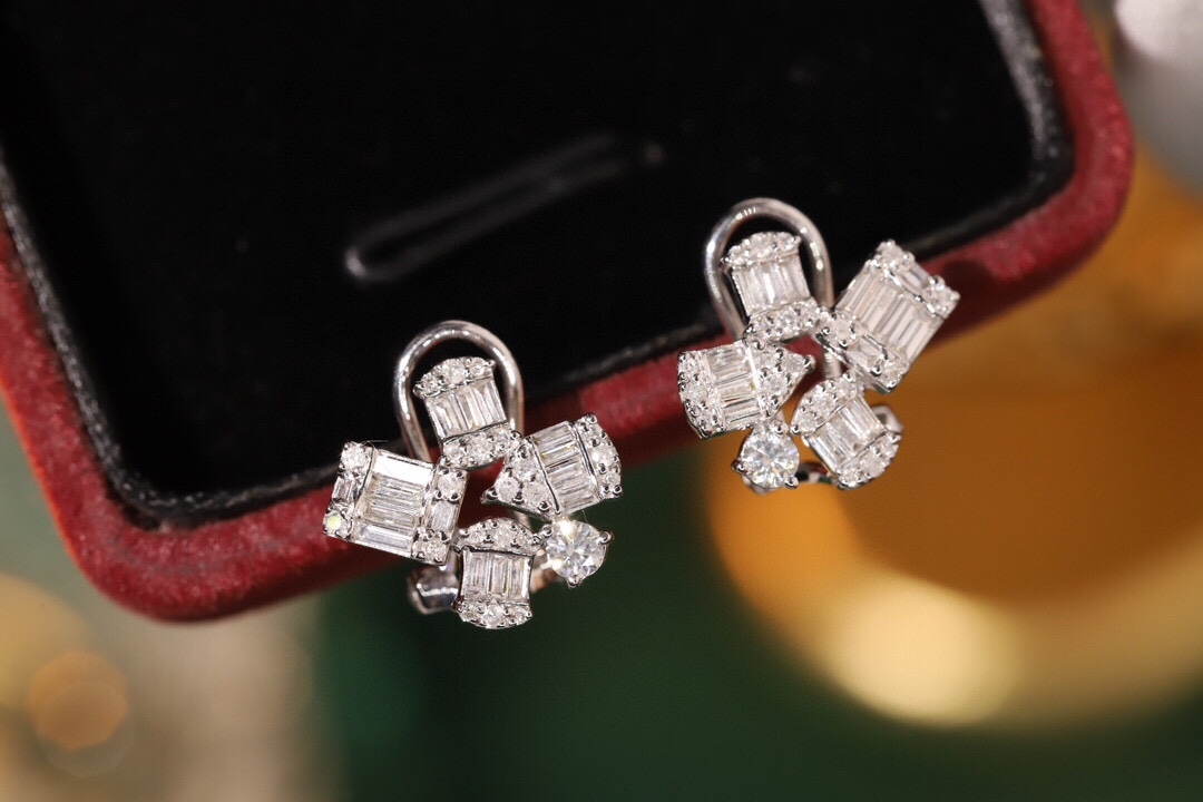 18k gold earrings set with 0.80ct natural diamond