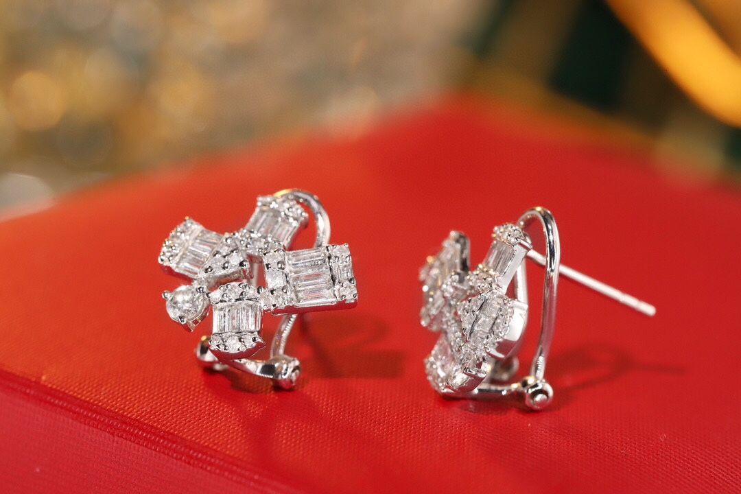 18k gold earrings set with 0.80ct natural diamond