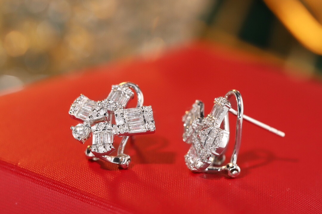 18k gold earrings set with 0.80ct natural diamond