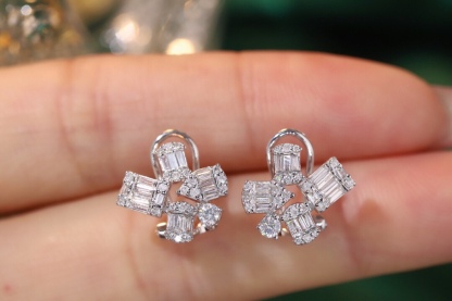18k gold earrings set with 0.80ct natural diamond