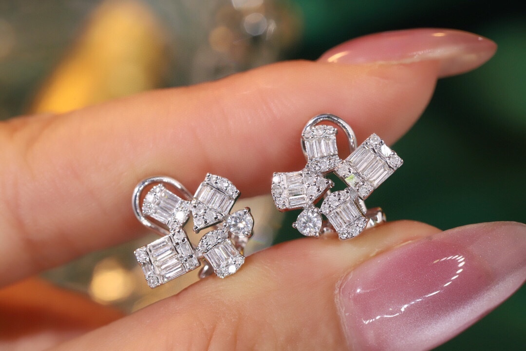 18k gold earrings set with 0.80ct natural diamond