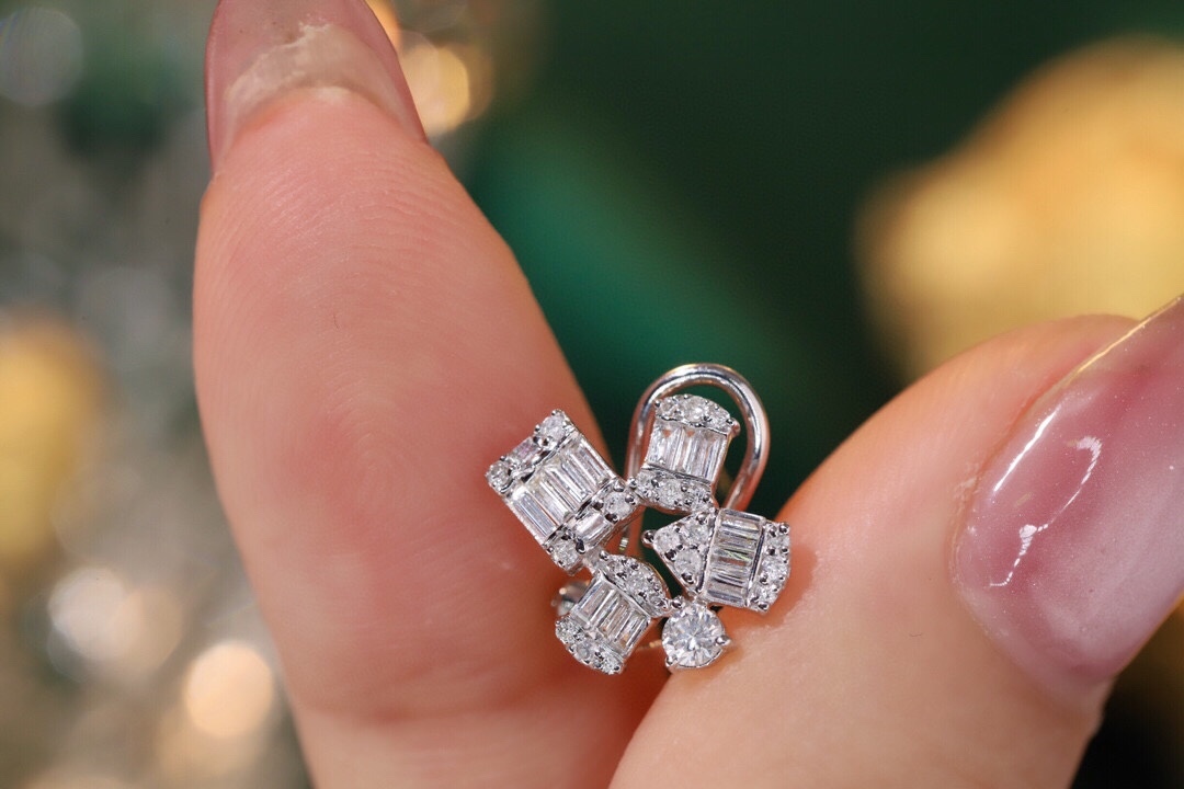 18k gold earrings set with 0.80ct natural diamond