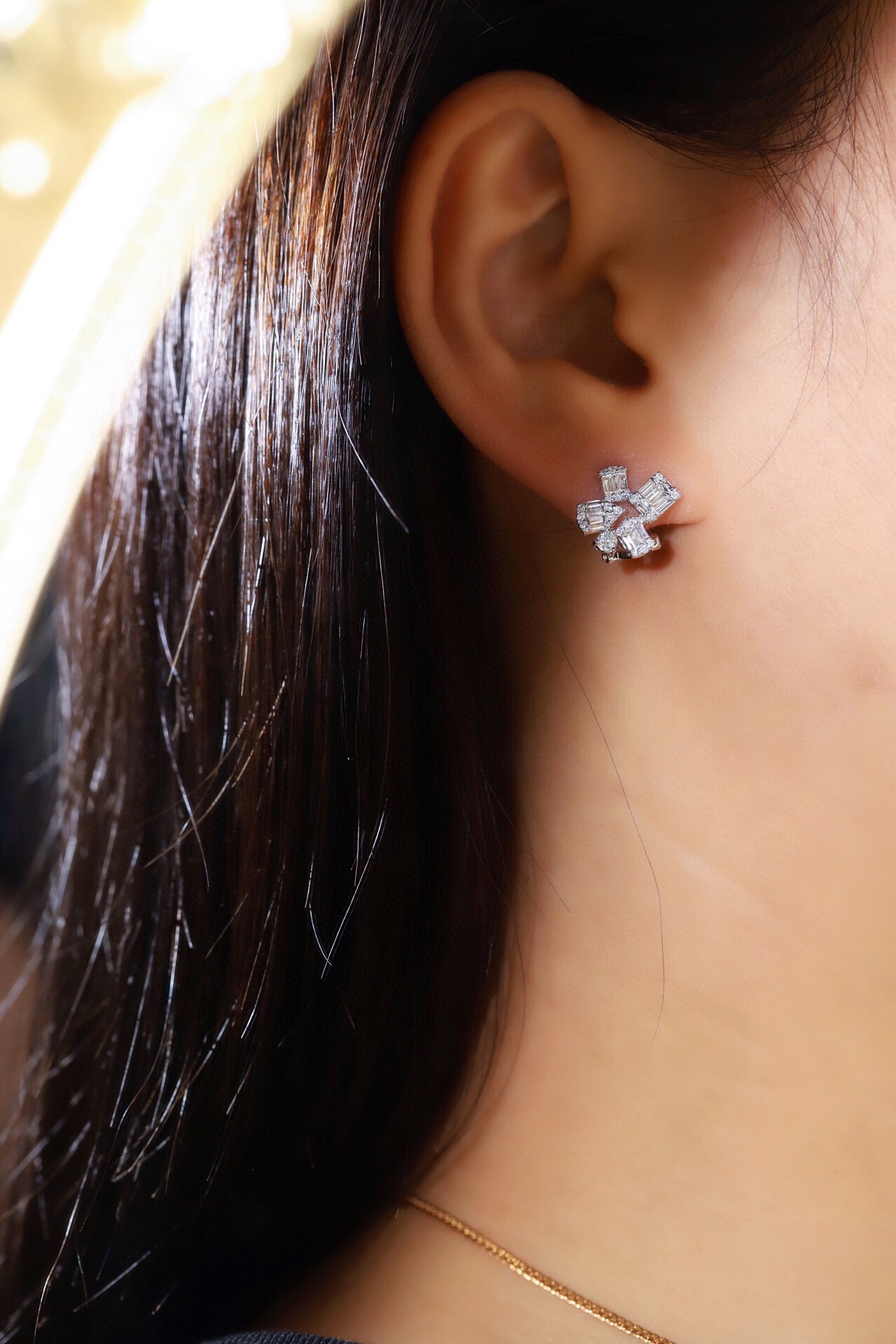 18k gold earrings set with 0.80ct natural diamond