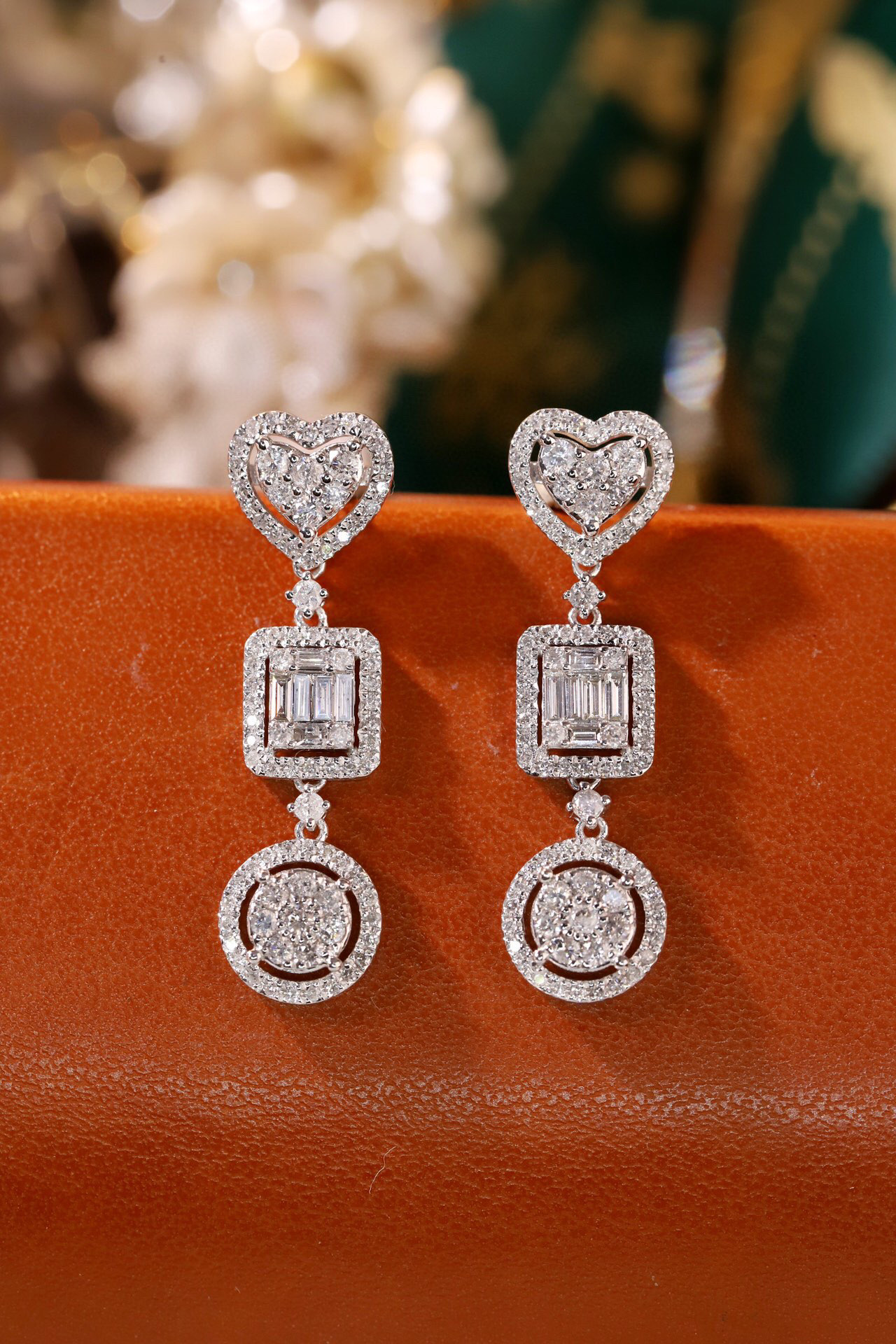 18k gold earrings set with 1.40ct natural diamond