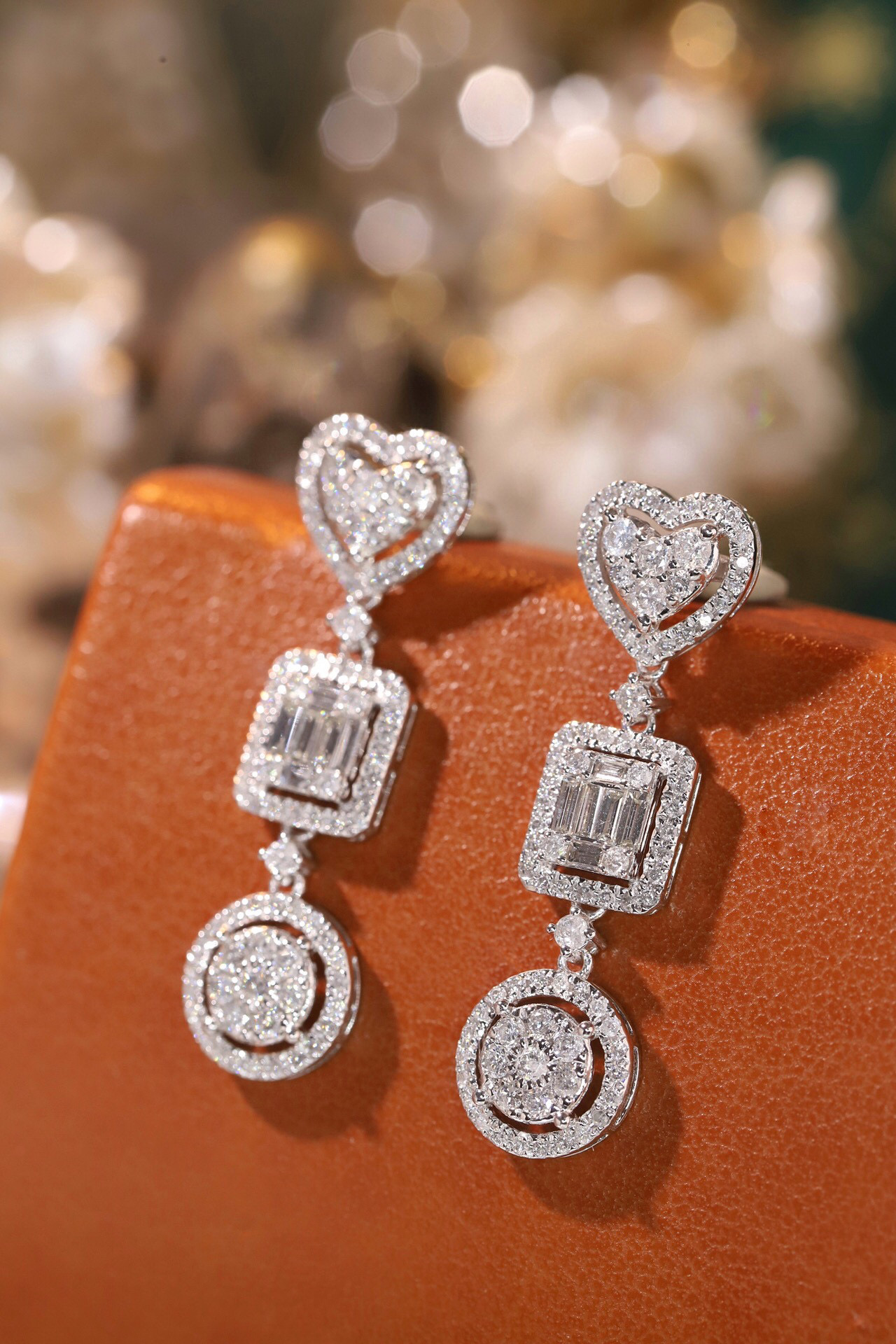 18k gold earrings set with 1.40ct natural diamond